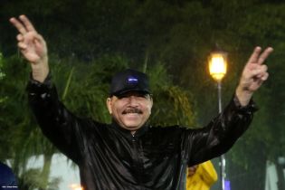 Daniel y Rosario rinden homenaje al Comandante Carlos Fonseca en el 37 Aniversario de su Tránsito a la Inmortalidad