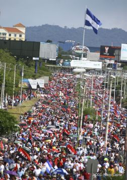 Miles piden Justicia para las víctimas del terrorismo golpista y conmemoran el 38 Aniversario de la Alfabetización