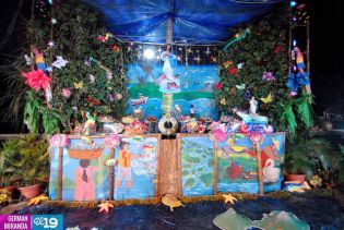 Altares a la Virgen en Avenida de Bolívar a Chávez