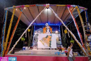 Altares a la Virgen en Avenida de Bolívar a Chávez