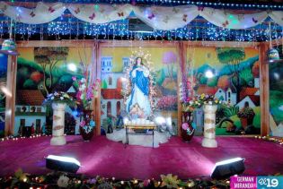 Altares a la Virgen en Avenida de Bolívar a Chávez