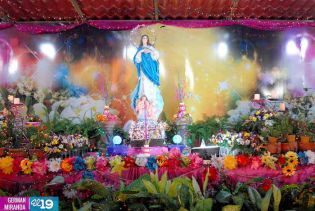 Altares a la Virgen en Avenida de Bolívar a Chávez