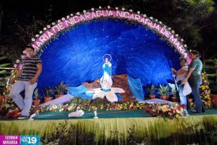 Altares a la Virgen en Avenida de Bolívar a Chávez