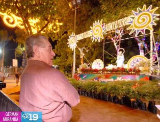 Altares a la Virgen en Avenida de Bolívar a Chávez