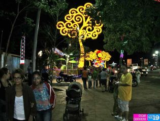 Altares a la Virgen en Avenida de Bolívar a Chávez