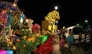 Altares a la Virgen en Avenida de Bolívar a Chávez