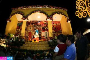 Altares a la Virgen en Avenida de Bolívar a Chávez