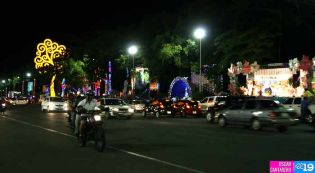 Altares a la Virgen en Avenida de Bolívar a Chávez