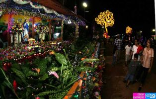 Altares a la Virgen en Avenida de Bolívar a Chávez