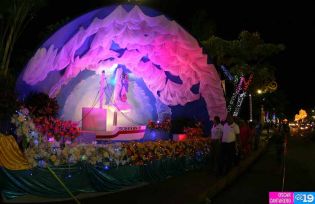 Altares a la Virgen en Avenida de Bolívar a Chávez