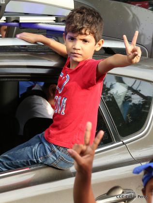 ¡Nicaragüenses caminan por la paz con fe y esperanza!