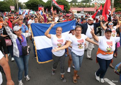 ¡Nicaragüenses caminan por la paz con fe y esperanza!
