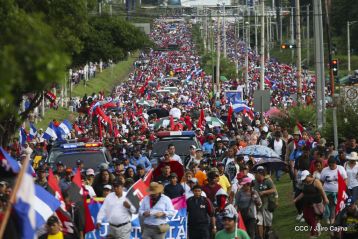 ¡Nicaragüenses caminan por la paz con fe y esperanza!