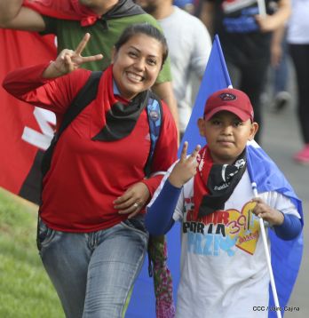 ¡Nicaragüenses caminan por la paz con fe y esperanza!