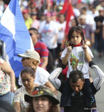 ¡Nicaragüenses caminan por la paz con fe y esperanza!