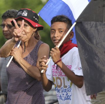 ¡Nicaragüenses caminan por la paz con fe y esperanza!