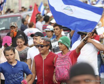 ¡Nicaragüenses caminan por la paz con fe y esperanza!