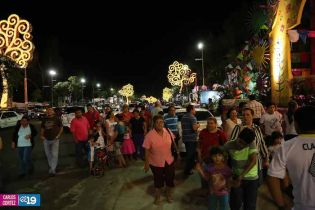 Familias visitan Altares a la Virgen en Avenida de Bolívar a Chávez