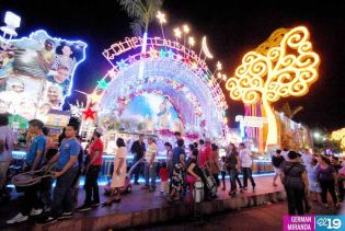 Familias visitan Altares a la Virgen en Avenida de Bolívar a Chávez