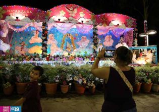 Familias visitan Altares a la Virgen en Avenida de Bolívar a Chávez