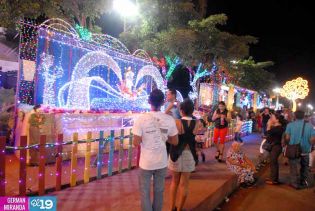 Familias visitan Altares a la Virgen en Avenida de Bolívar a Chávez