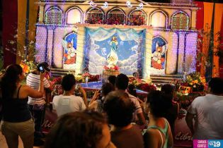 Familias visitan Altares a la Virgen en Avenida de Bolívar a Chávez