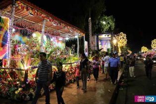 Familias visitan Altares a la Virgen en Avenida de Bolívar a Chávez