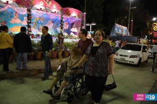 Familias visitan Altares a la Virgen en Avenida de Bolívar a Chávez