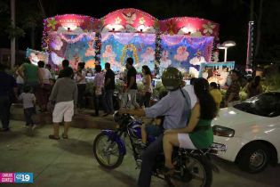 Familias visitan Altares a la Virgen en Avenida de Bolívar a Chávez