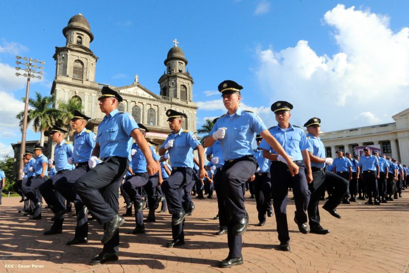 Cadetes de la Policía practican en Plaza de la Revolución