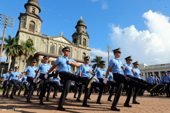 Cadetes de la Policía practican en Plaza de la Revolución