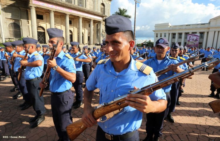 Cadetes de la Policía practican en Plaza de la Revolución