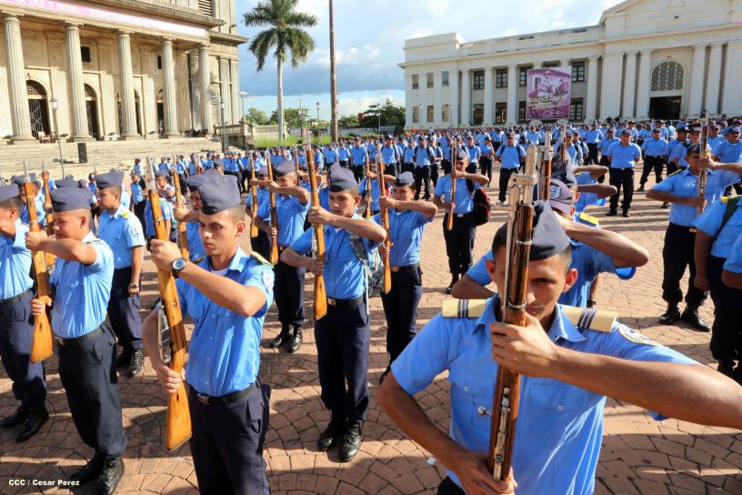 Cadetes de la Policía practican en Plaza de la Revolución