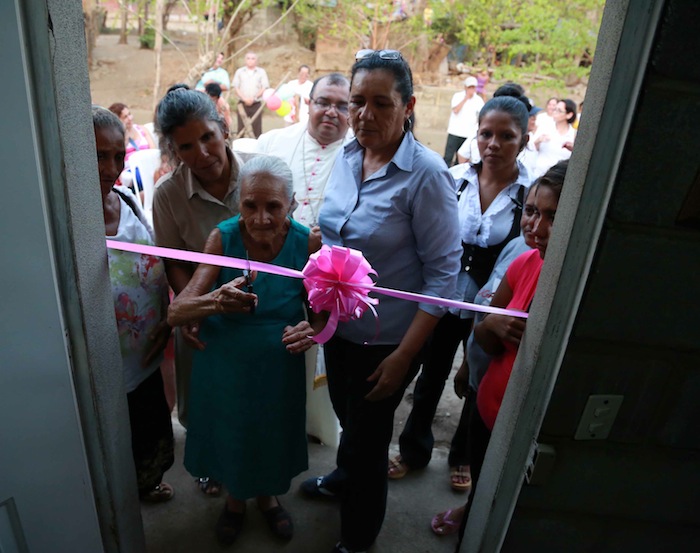 Familias leonesas felices con sus viviendas solidarias