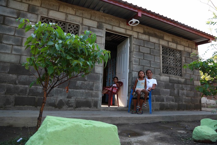 Familias leonesas felices con sus viviendas solidarias