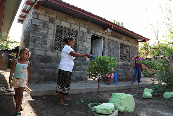 Familias leonesas felices con sus viviendas solidarias