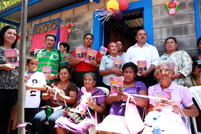Familias leonesas felices con sus viviendas solidarias