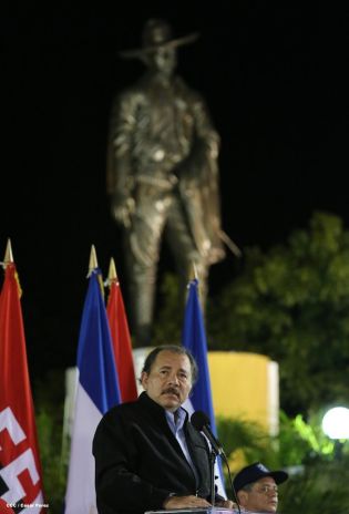 Daniel y Rosario presiden XVI acto de graduación de cadetes de la Policía
