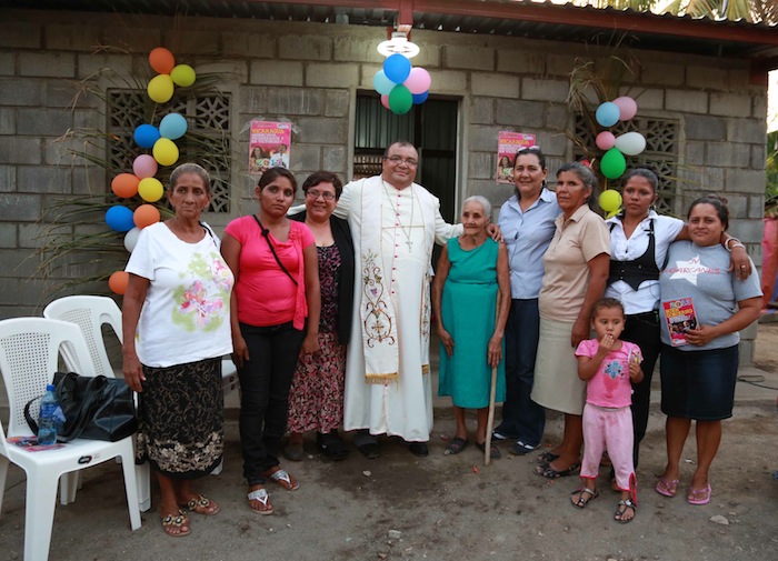 Familias leonesas felices con sus viviendas solidarias