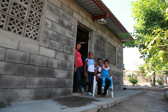 Familias leonesas felices con sus viviendas solidarias