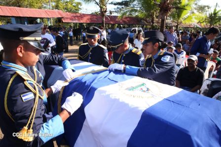 ¡Honor y Gloria a nuestros compañeros, honor y gloria a nuestra Policía Nacional!