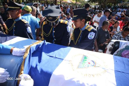 ¡Honor y Gloria a nuestros compañeros, honor y gloria a nuestra Policía Nacional!