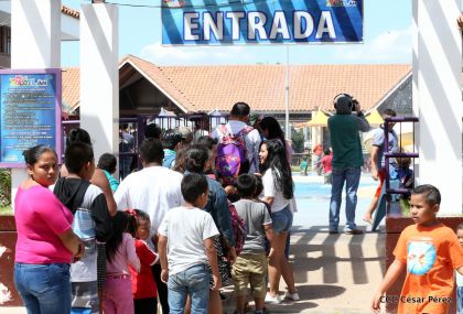 Parque acuático y Xiloá reciben a familias capitalinas en paz y alegría
