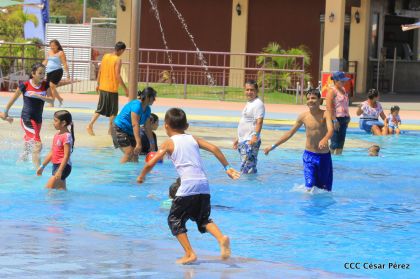 Parque acuático y Xiloá reciben a familias capitalinas en paz y alegría