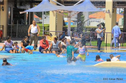 Parque acuático y Xiloá reciben a familias capitalinas en paz y alegría