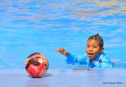 Parque acuático y Xiloá reciben a familias capitalinas en paz y alegría