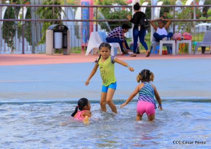 Parque acuático y Xiloá reciben a familias capitalinas en paz y alegría