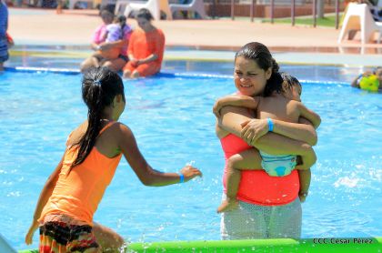 Parque acuático y Xiloá reciben a familias capitalinas en paz y alegría