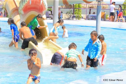 Parque acuático y Xiloá reciben a familias capitalinas en paz y alegría