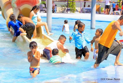 Parque acuático y Xiloá reciben a familias capitalinas en paz y alegría